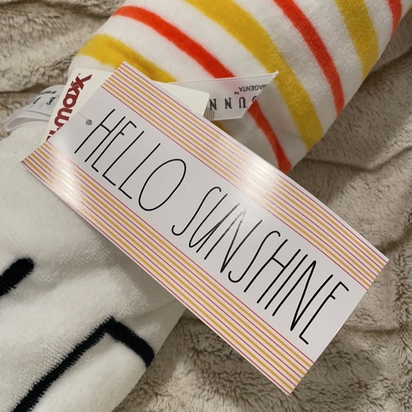 โ๏ธRae Dunn Beach Towel HELLO SUNSHINE ๐ โ๏ธStripes - Picture 3 of 3